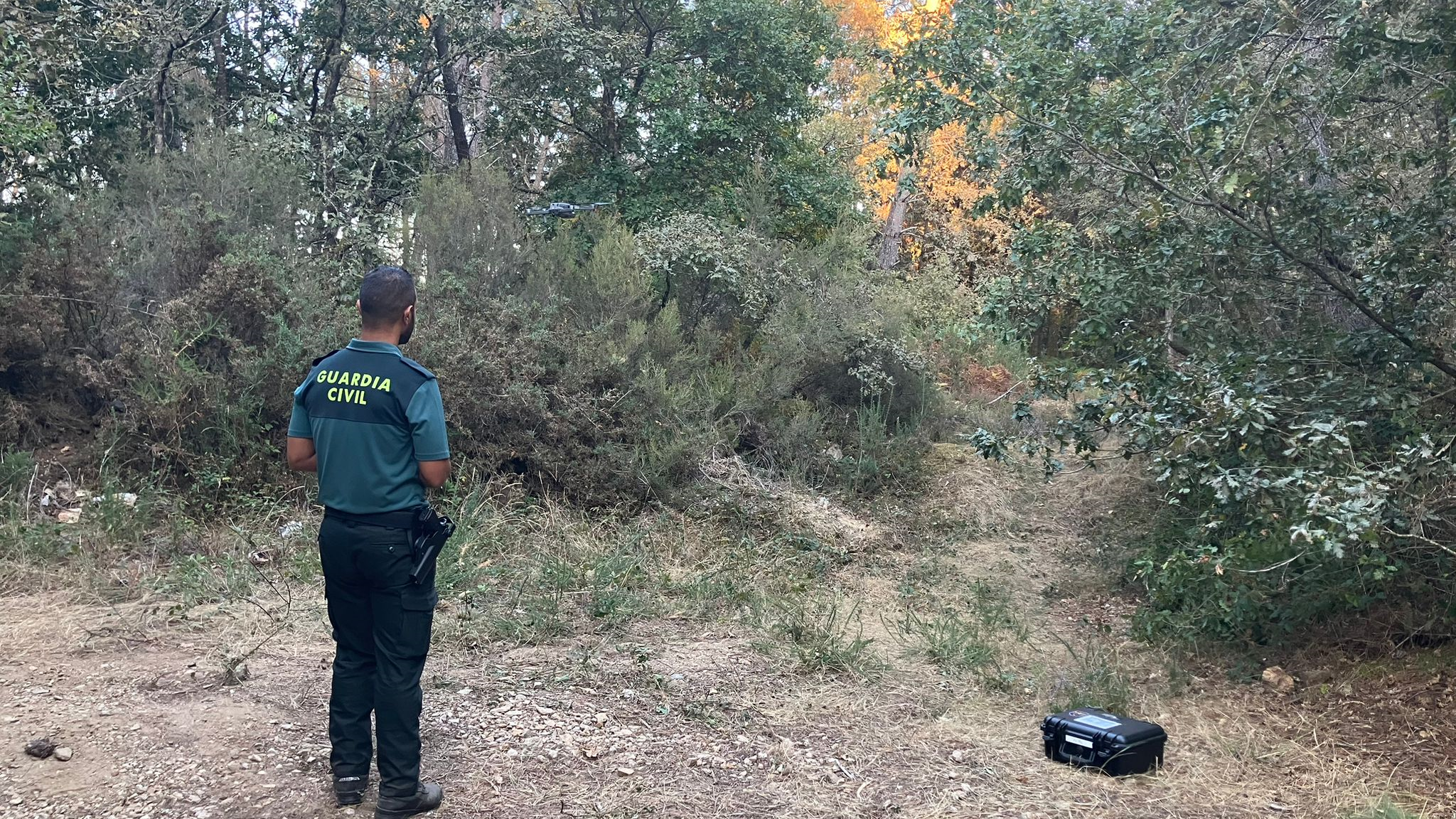 Un axente da garda civil opera un dron de busca