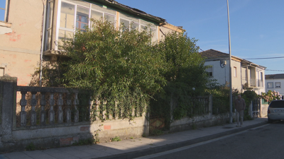 Estado dunha das casas abandonadas no barrio de Montirón