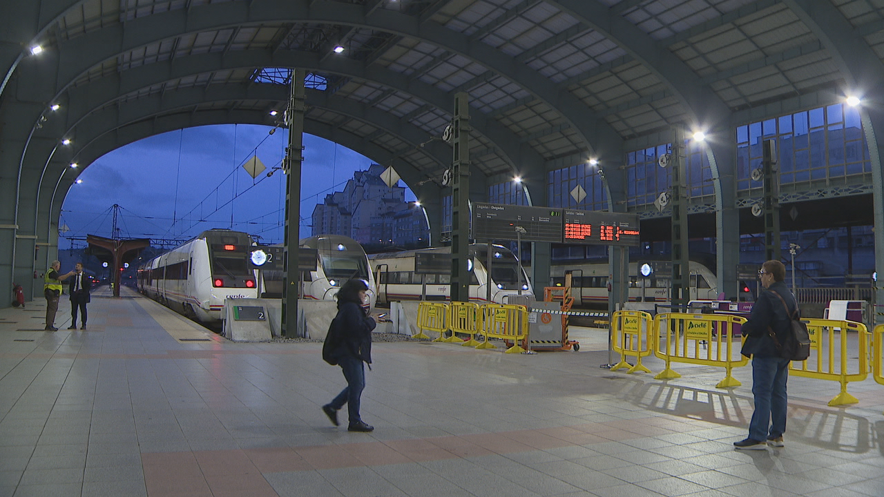 Interior da estación de tren da Coruña, este venres (TVG).