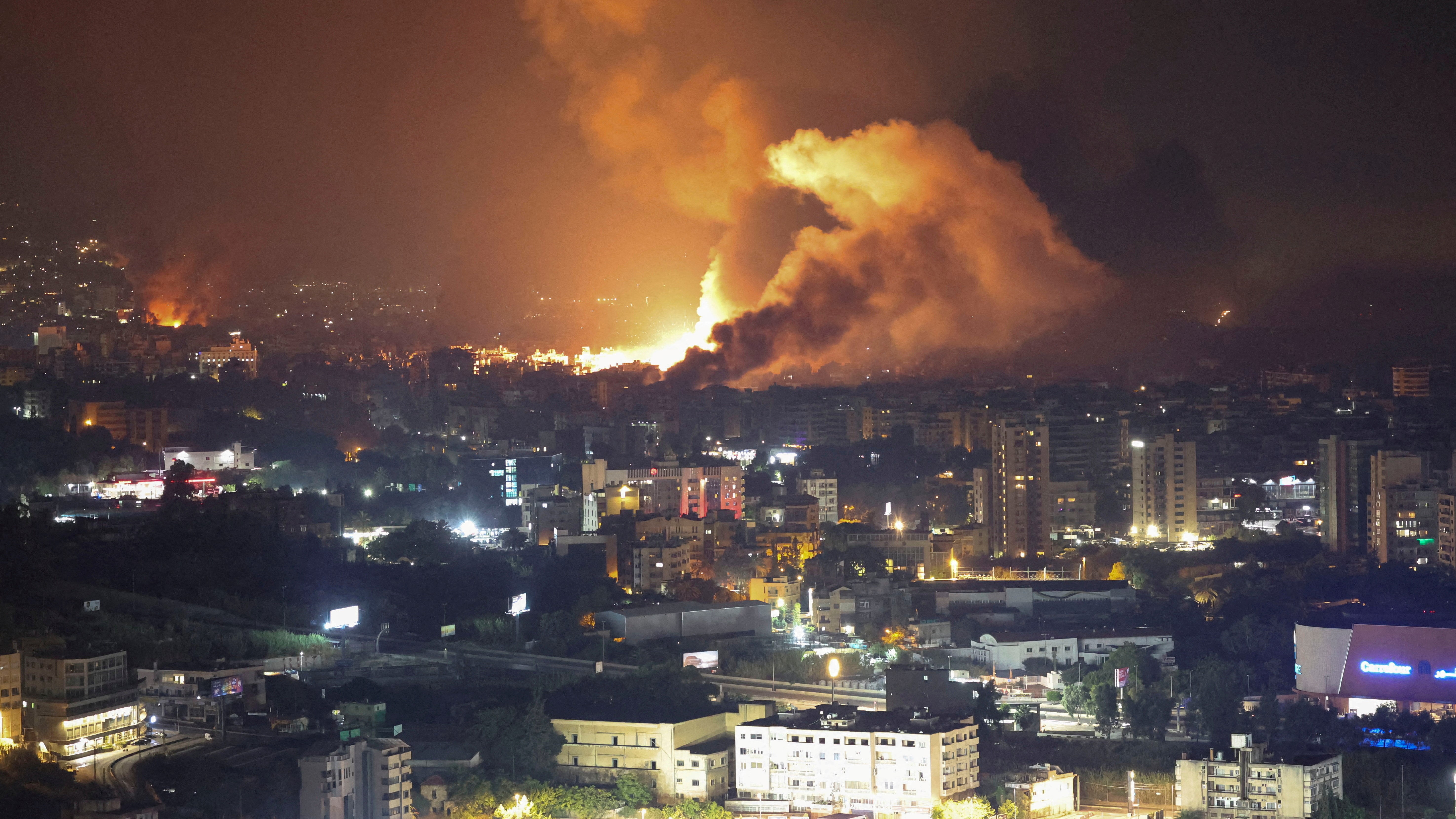 Columnas de fume tras os ataques no sur de Beirut. REUTERS/Mohamed Azakir