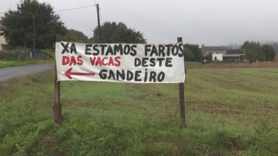 Os veciños puxeron cartaces de protesta no lugar de Corexo