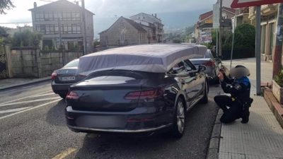 O colchón sobre o teito do vehículo (Policía Local de Poio)