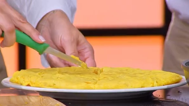 Tortilla de patacas do restaurante O Cabo, elaborada durante a emisión do programa 'Quen anda aí?'