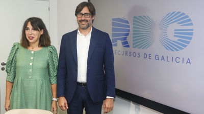 A conselleira de Economía e Industria, María Jesús Lorenzana, xunto ao conselleiro delegado de Recursos de Galicia, Emilio Bruquetas (EFE /  Xoán Rey)