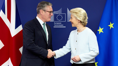 Primeiro ministro británico, Keir Starmer, e a presidenta da CE, Ursula von der Leyen (Reuters /  Benjamin Cremel)