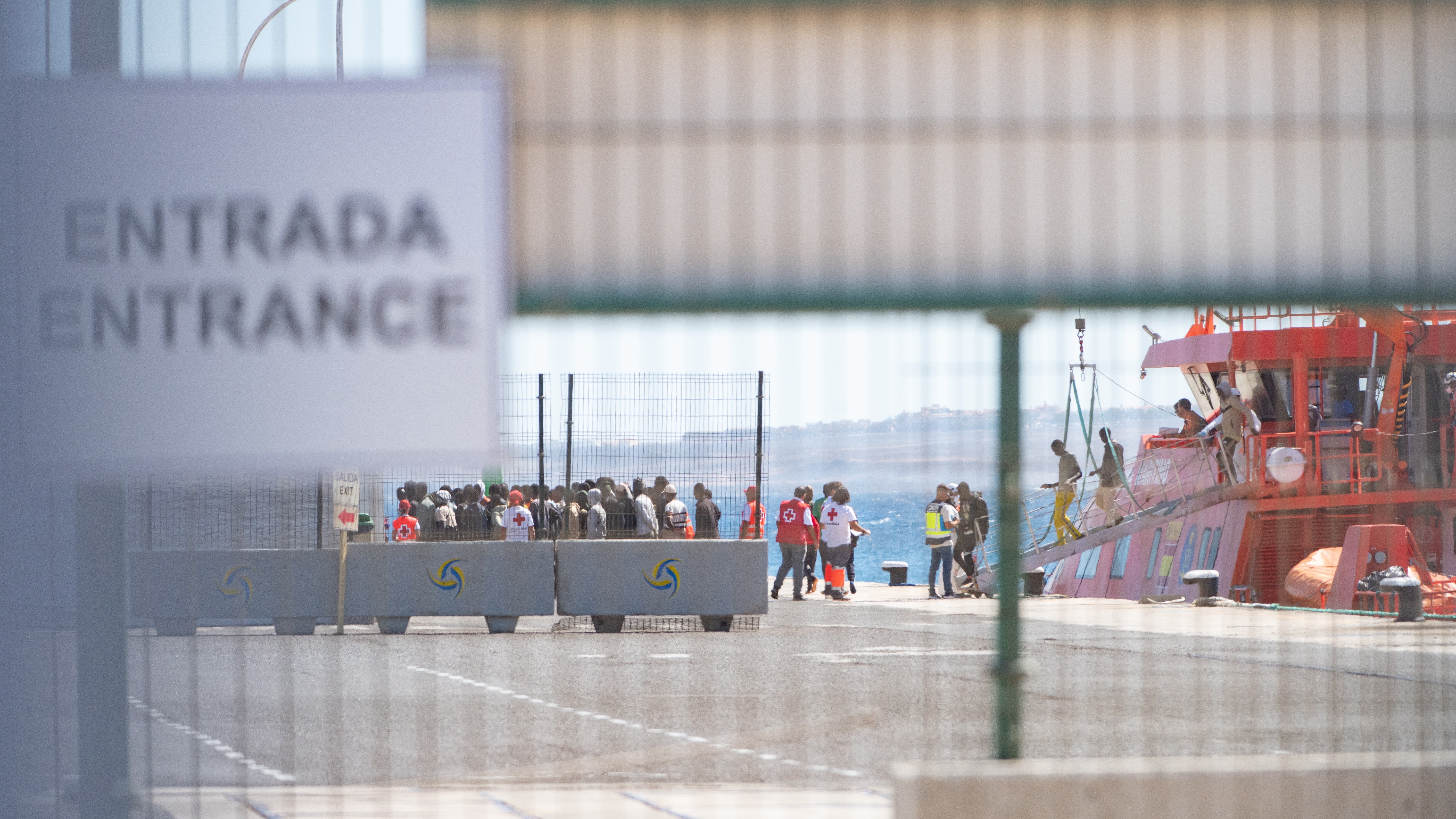 Un grupo de migrantes rescatados no mar chega a Forteventura. EFE/Carlos de Saá