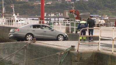 O coche que caeu ao mar coa muller dentro no peirao de Domaio