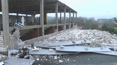 Estado en que quedou o pavillón polideportivo do Instituto de Porto do Son.