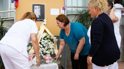 Ofrenda floral no centro residencial en Almería, onde traballaba a muller asasinada. - Marian León - Europa Press