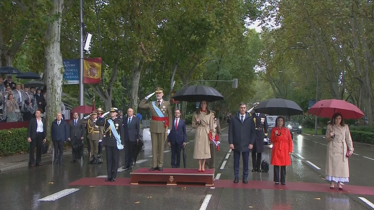 Filipe VI, Letizia e a princesa Leonor á súa chegada ao desfile este sábado